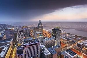 Images Dated 5th November 2017: Cincinnati, Ohio, USA skyline on the river at dusk