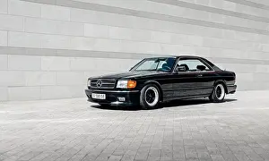 Coupe Prints: classic black Mercedes-Benz W126 in front of grey wall