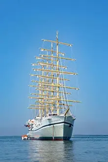 Split Prints: A classic design. The Golden Horizon has a steel hull