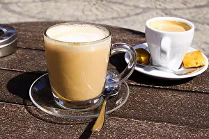 Latte Prints: Close up of isolated brown dutch milk coffee (koffie verkeerd)