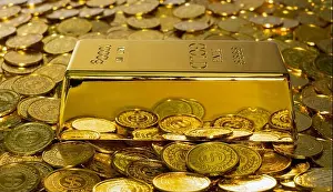Ingot Prints: Closeup shiny gold bar 1 kg on the stack gold coin a lot of
