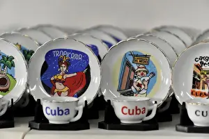 Cuban Prints: Colourful souvenir plates and cups with various motifs from Cuba