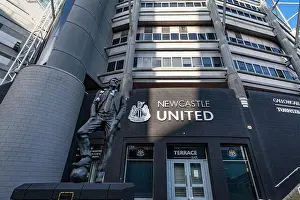 Football Stadium Prints: Commemorative state of Sir Bobby Robson outside an entrance to Newcastle United FC's St James Park football stadium