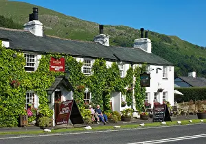 Travellers Prints: Couple sitting outside the Travellers Rest pub