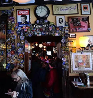 Socializing Prints: The cozy and vibrant Temple Bar pub in Dublin, Ireland