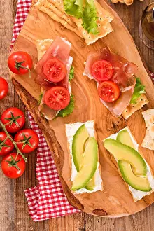 Lettuce Prints: Crackers with ham and avocado