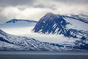 Kolony Prints: Cruising in the Hamiltonbukta on Spitsbergen and driving along glacier und bird watching