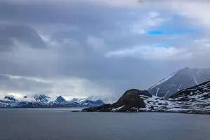 Groenlandsee Prints: Cruising in the Hamiltonbukta on Spitsbergen and driving along glacier und bird watching