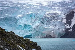 Groenlandsee Prints: Cruising in the Hamiltonbukta on Spitsbergen and driving along glacier und bird watching