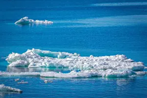 cruising on Svalbard between Spitsbergen and Nordaustlandet anlong with some small icebergs