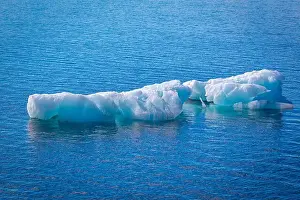 Kolony Prints: cruising on Svalbard between Spitsbergen and Nordaustlandet anlong with some small icebergs