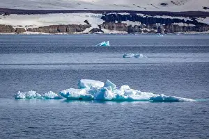 cruising on Svalbard between Spitsbergen and Nordaustlandet anlong with some small icebergs