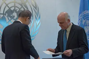 David Nabarro (right) hands Secretary-General Ban Ki-moon (left)