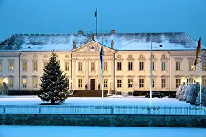 Christmas Mood Prints: A decorated and illuminated Christmas tree will be placed on 06