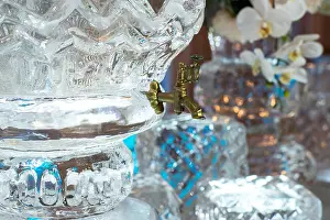 Sticks Prints: Decorations for banquet with shape cutting of blocks of ice and flowers