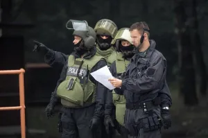Headset Prints: DEU, Germany: Police SWAT Team