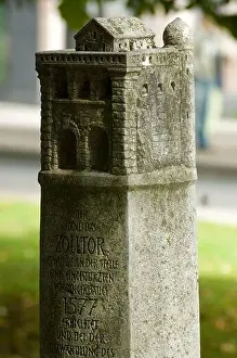 Deutschland, NRW, Neuss, Stele mit Modell des Zolltores an Ecke Friedrichstrasse / Promenadenstrasse