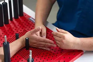 Examine Prints: Development of movements of the radial wrist joint on a functional board for the hand
