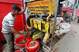 Mustard Prints: Dhaka, Bangladesh - August 22, 2021: A mustard oil seller in Badda