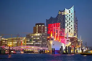 Sonnenuntergang Prints: Die Elbphilharmonie und das Museumsschiff Cap San Diego ist bei Sonnenuntergang im Hamburger Hafen zu sehen