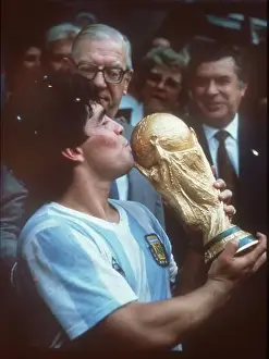 1986 Prints: Diego Maradona (Argentina) kuesst the World Cup 1986. 29.06.1986 [automated translation]
