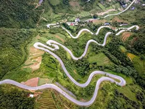 Ramps Prints: Doc Chin Khoanh is a mountain road with many consecutive U-shaped bends