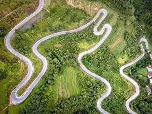 Ramps Prints: Doc Chin Khoanh is a mountain road with many consecutive U-shaped bends