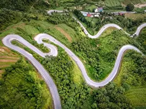 Doc Chin Khoanh is a mountain road with many consecutive U-shaped bends