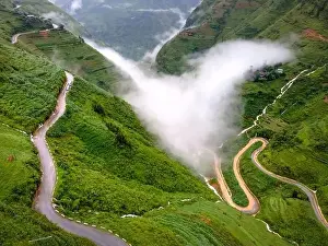 Ramps Prints: Doc Chin Khoanh is a mountain road with many consecutive U-shaped bends
