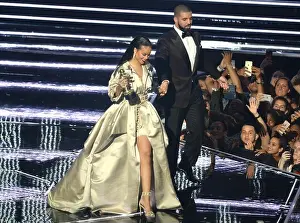Idsok Prints: Drake presents Rihanna with the Michael Jackson Vanguard Award at the MTV Video Music Awards 2016