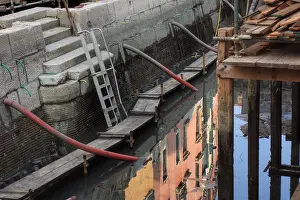 Repairing Prints: Dry canal dredging maintenance of Venice canals