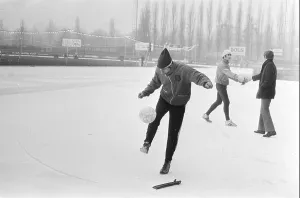 Conditions Prints: Dutch Skating Championships, Amsterdam; Preparations: Kees Verkerk courtship on ice due to bad weather Date: January 8