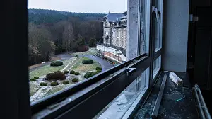 Urbex Prints: THIS EERIE video showing two urban explorers checking out a huge abandoned sanitorium is enough to send shivers down