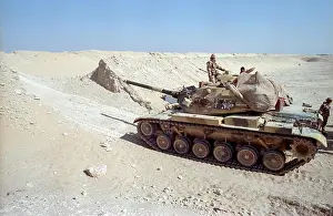 Saudi Arabia Prints: Egyptian soldiers positions a M60 battle tank along the sand berm border wall on the frontline separating Kuwait