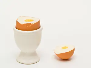 Edibles Prints: ein geköpftes Hühnerei steht im Eierbecher | one beheaded hen's egg in a eggcup