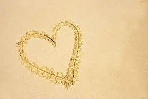 Insel Prints: Ein grosses Herz am Strand in den Sand gemalt