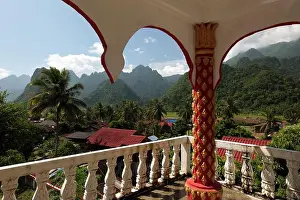 Strasse Prints: Ein Tempel in der Landschaft bei Vang Vieng in der Bergregion der Nationalstrasse 13 zwischen Vang Vieng und Luang