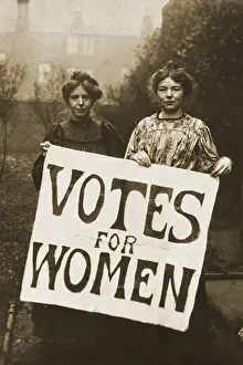 English: WSPU leaders Annie Kenney (left) and Christabel Pankhurst Esperanto: eo:Annie Kenney (maldekstre) kaj eo