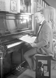 Ernie Hare, Thomas Ernest Hare (1883 – 1939) American singer