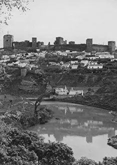 Sevilla Prints: España. Vista general de la ciudad y el castillo de Alcalá de Guadaira (Sevilla)