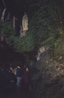 ESTATUA DE LA VIRGEN DE LOURDES EN LA GRUTA DE LAS APARICIONES REALIZADA EN MARMOL EN 1864