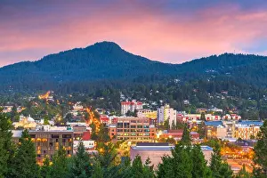 Eugene, Oregon, USA downtown cityscape at dusk