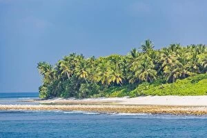 Images Dated 7th January 2017: Exotic island with palm trees and coral reef edge. Amazing tropical paradise background