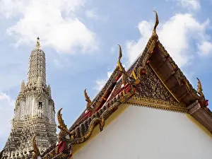 Experience the beauty and grandeur of the Wat Arun Temple in Bangkok