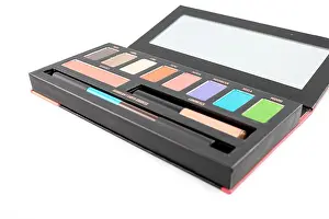 Fotos Prints: Eye shadow palette with lip gloss and eye liner