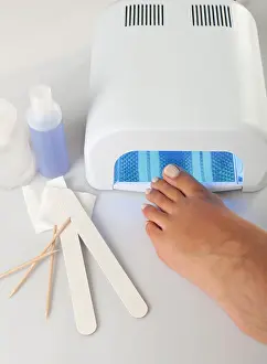 Manicure Prints: Feet with uv lamp for nails