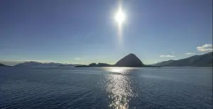 Skandinavien Prints: Felsspitzen ragen aus dem Meer