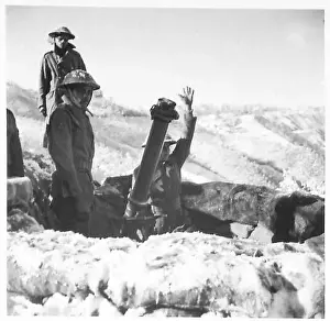 FIFTH ARMY : VARIOUS - Indian 4.2-inch Mortar crews in action (5/5 Royal Mahratta, M.G. Btn.), British Army