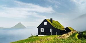 Images Dated 29th July 2019: Foggy morning view of a house with typical grass roof