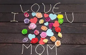 Knot Prints: forming the word: i love MOM on background